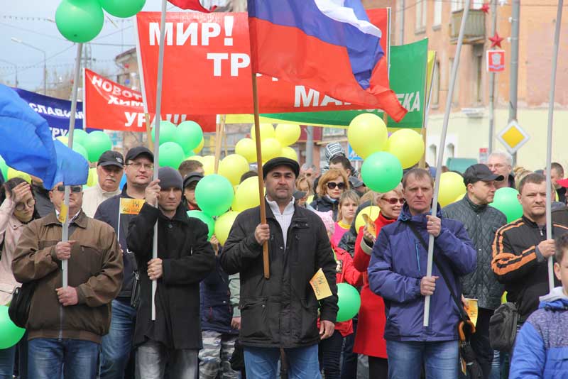 В праздничных колоннах Первомая