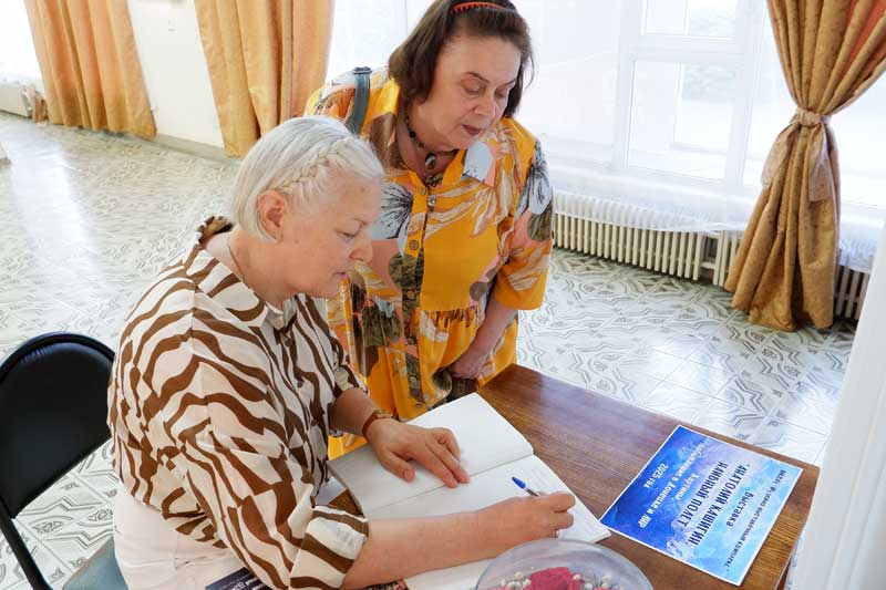 Новотроицкий художник Анатолий Кашигин представляет свою экспозицию «Наивный полет» (0+)