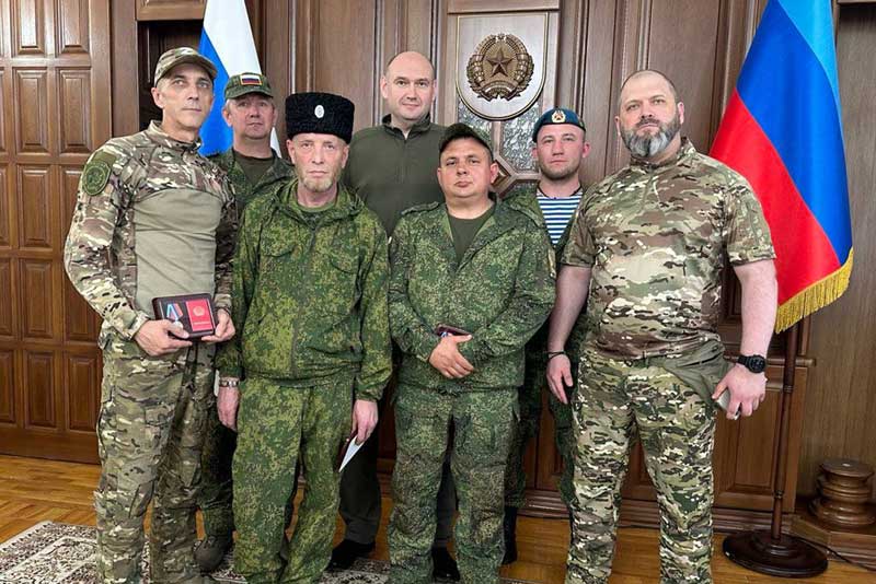Оренбургских БАРСов навестил в ЛНР Евгений Солнцев 