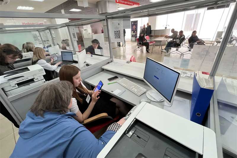 Новую выплату для работающих родителей с двумя и более детьми можно оформить через МФЦ
