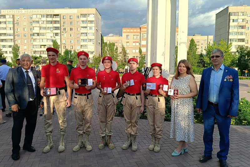 Трое новотроицких школьников награждены медалями «Юнармейская доблесть»