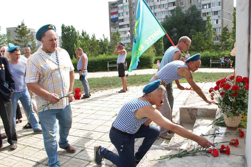 Новотроицкие десантники отметили юбилей ВДВ (фото)