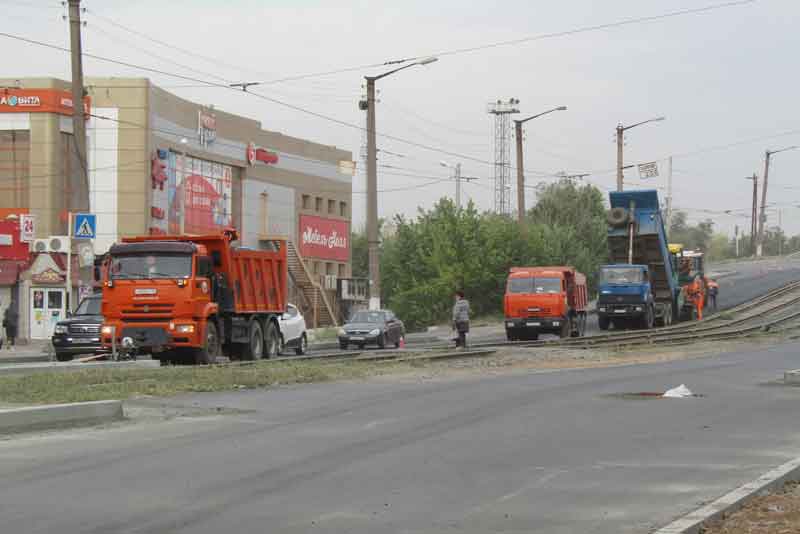 Продолжаются  дорожные работы на улице Комарова