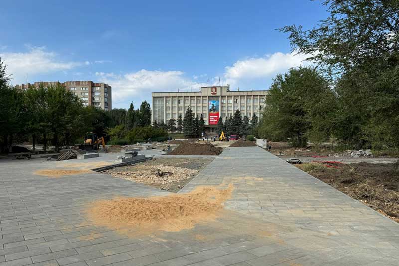 В Новотроицке, на грантовой площадке Всероссийского конкурса лучших проектов благоустройства, в эти дни продолжаются строительные работы