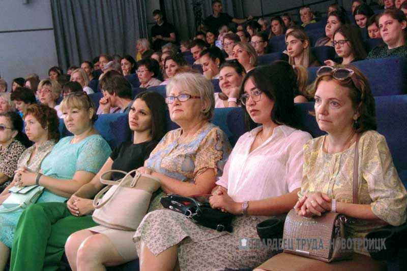 Директора новотроицких школ рассказали, с каким настроением встретили новый учебный год