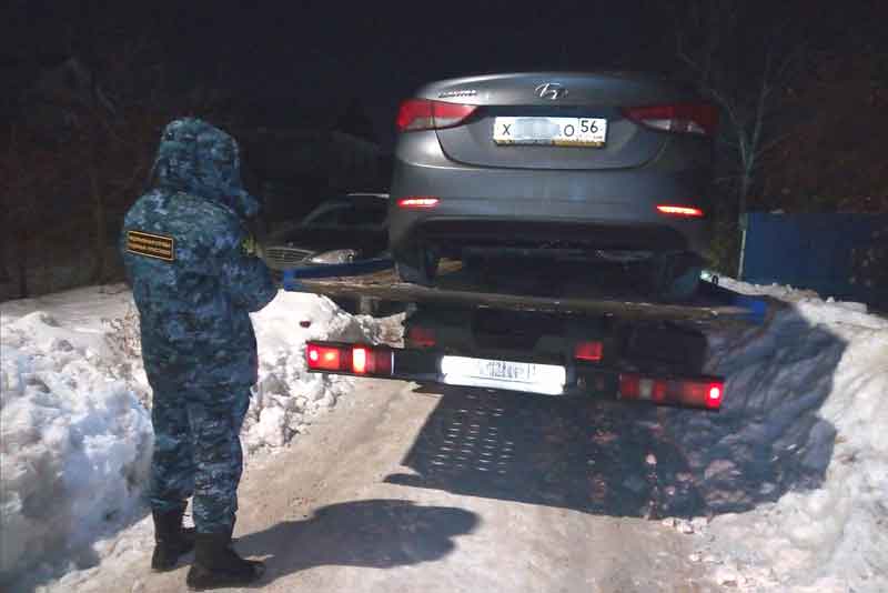 Встреча с судебными приставами превратила автомобилиста - должника в пешехода 