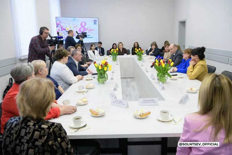 Евгений Солнцев встретился с вдовами и матерями геройски погибших военнослужащих