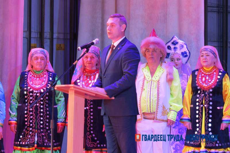 В Новотроицке открыли Год единства народов России