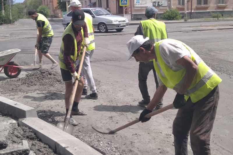 Ремонт автодороги по улице Мира продолжается