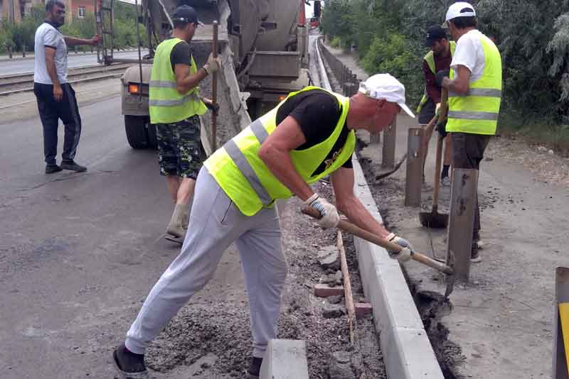 Ремонт автодороги по улице Мира продолжается