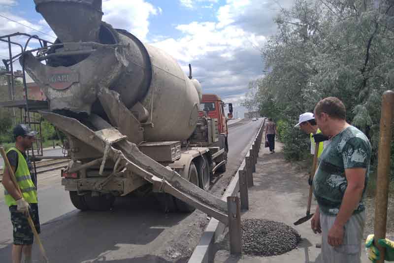 Ремонт автодороги по улице Мира продолжается