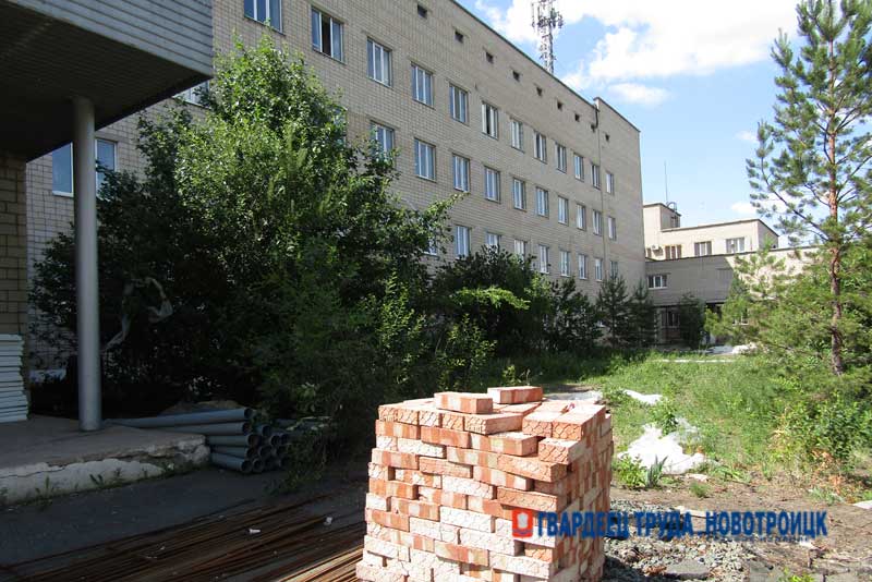 В рамках нацпроекта «Продолжительная и активная жизнь» в Новотроицке капитально ремонтируют детскую больницу