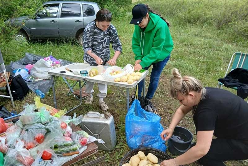 Юные новотроицкие каратисты организовали спортивно-развлекательный поход