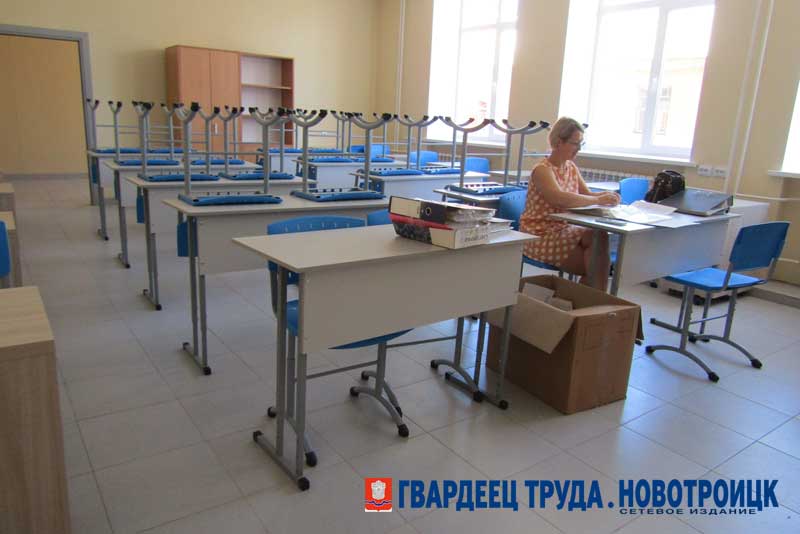 В Новотроицке отремонтированная школа №10 заполняется новыми мебелью и оборудованием