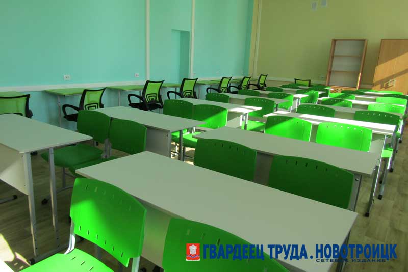 В Новотроицке отремонтированная школа №10 заполняется новыми мебелью и оборудованием