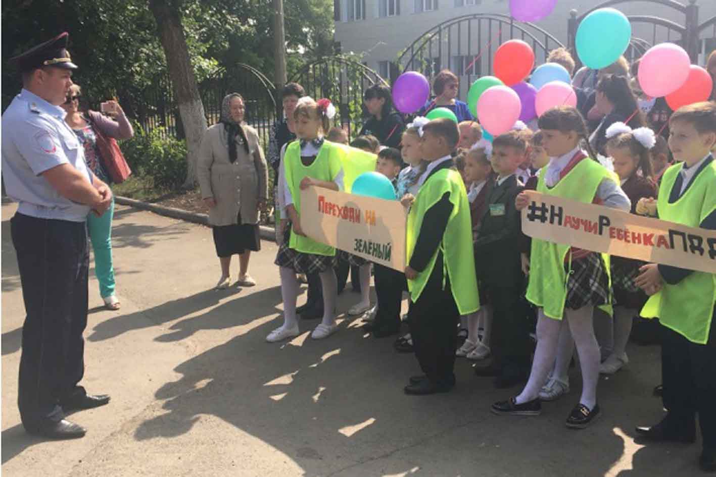 Сотрудниками ГИБДД и активисты отряда ЮИД провели акцию «#НаучиРебенкаПДД»