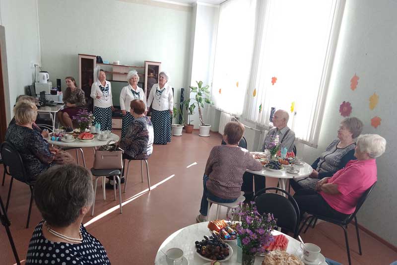 Пенсионеры принимали поздравления и подарки