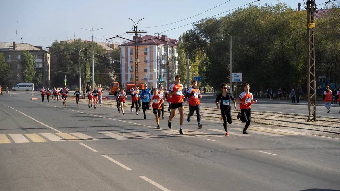 Губернатор Оренбургской области Евгений Солнцев и председатель банка ПСБ, глава Всероссийской федерации легкой атлетики Петр Фрадков дали старт Новотроицкому полумарафону