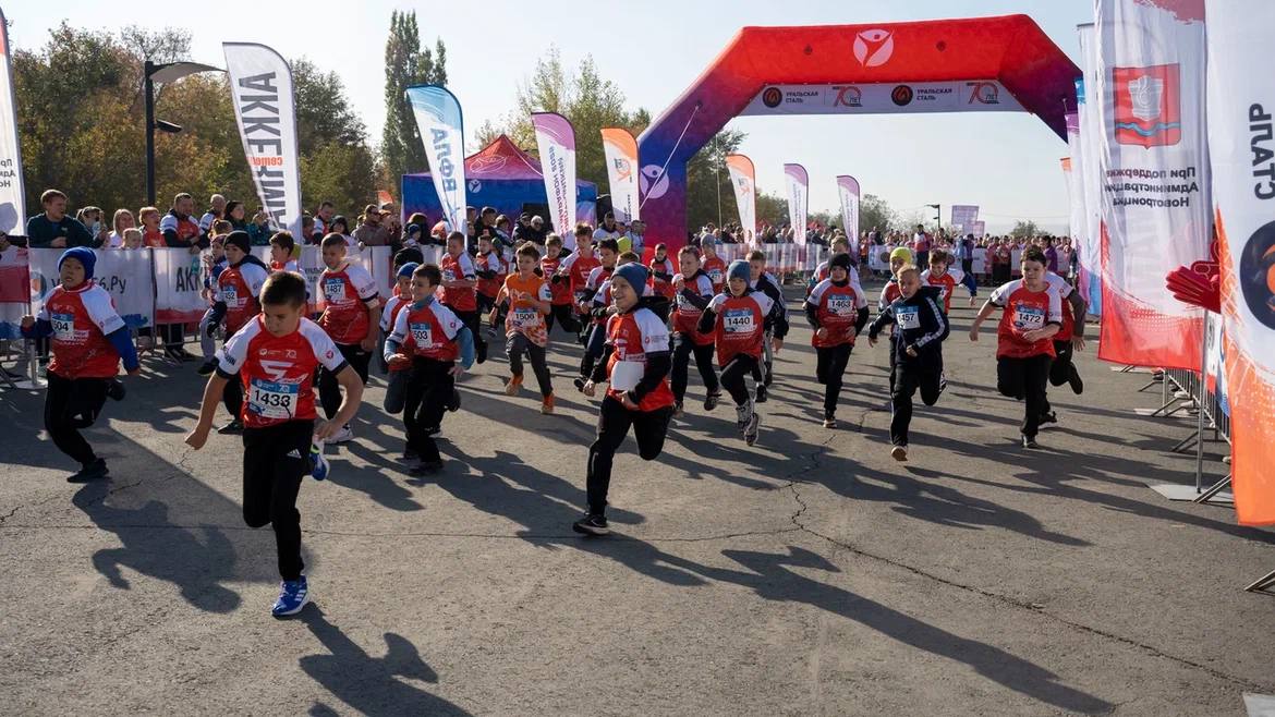 Губернатор Оренбургской области Евгений Солнцев и председатель банка ПСБ, глава Всероссийской федерации легкой атлетики Петр Фрадков дали старт Новотроицкому полумарафону