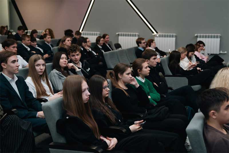 Для оренбургских школьников провели первый в этом году открытый «Урок цифры»