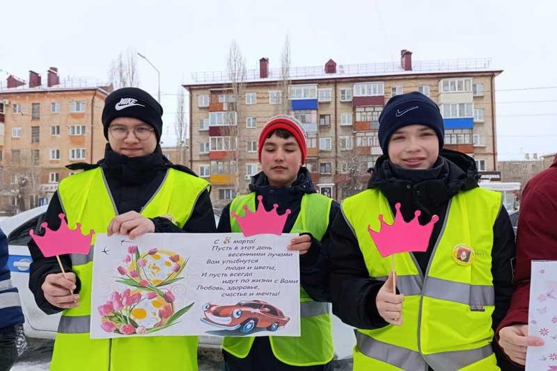 В Новотроицке провели акцию «Цветы для автоледи»