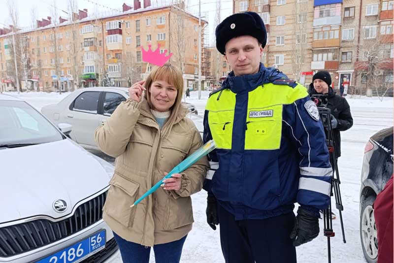 В Новотроицке провели акцию «Цветы для автоледи»