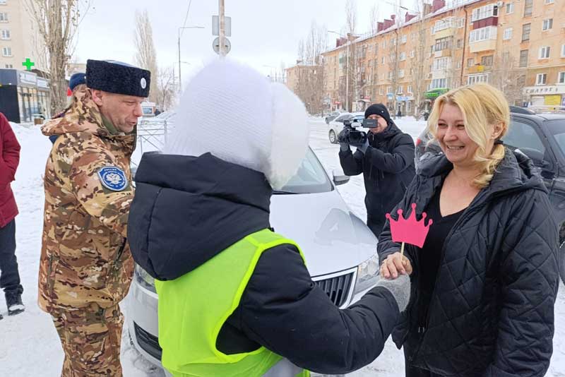 В Новотроицке провели акцию «Цветы для автоледи»