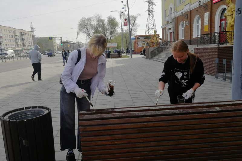  На уборку города вышли волонтеры…