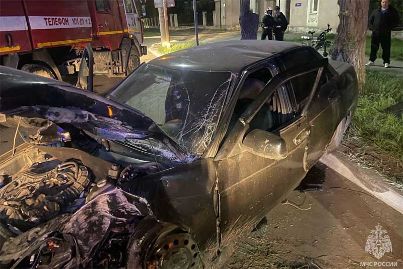 В Новотроицке легковой автомобиль влетел в дерево, два человека пострадали
