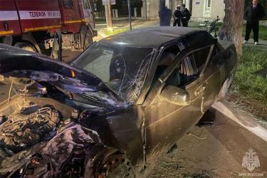 В Новотроицке легковой автомобиль влетел в дерево, два человека пострадали