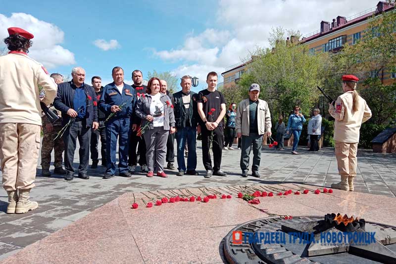 В Новотроицке под знаменем Победы проехали участники автопробега