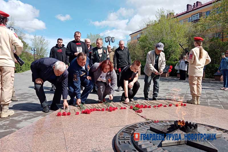 В Новотроицке под знаменем Победы проехали участники автопробега