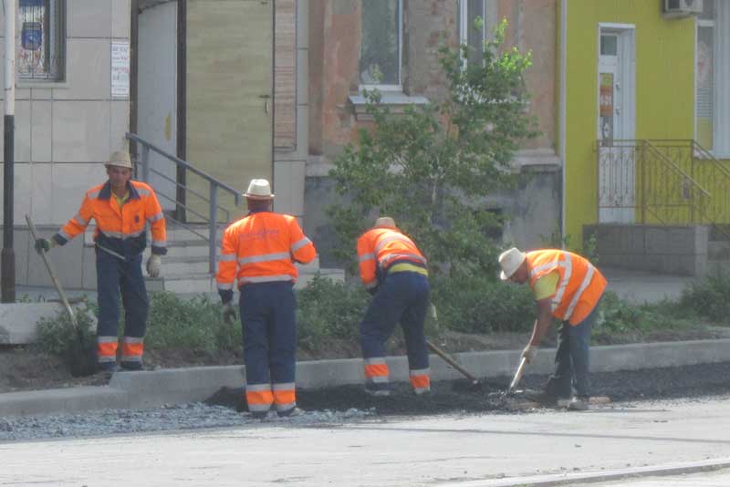 Начали с асфальтировки  подъездных карманов