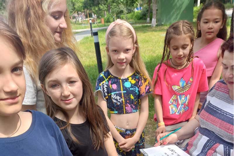 Воспитанники детских домовых клубов Новотроицка весело проводят летние каникулы
