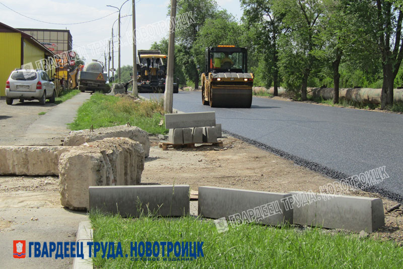 В Новотроицке на улице Железнодорожной приступили к укладке второго слоя асфальта