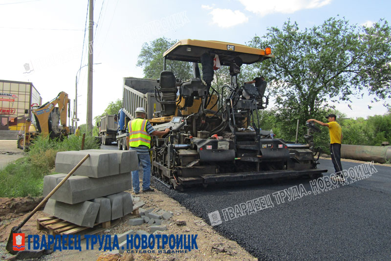 В Новотроицке на улице Железнодорожной приступили к укладке второго слоя асфальта