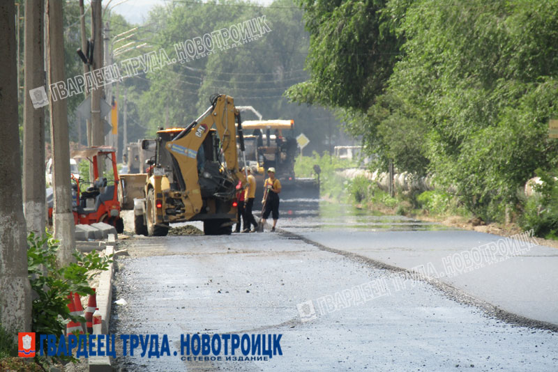 В Новотроицке на улице Железнодорожной приступили к укладке второго слоя асфальта