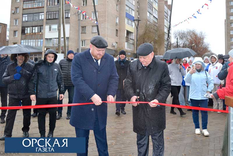 В Орске в парке Строителей открыли новый пешеходный мост