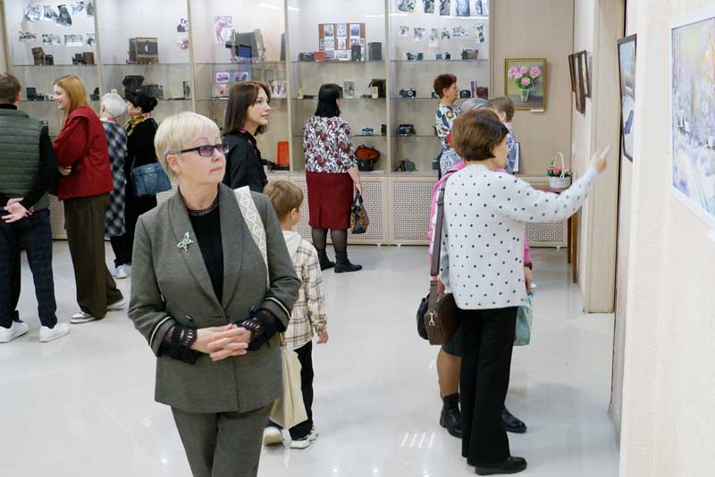 В Новотроицке открылся осенний вернисаж «Наедине с … кистью» (0+)