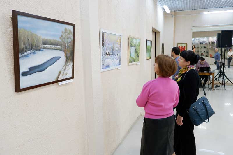 В Новотроицке открылся осенний вернисаж «Наедине с … кистью» (0+)