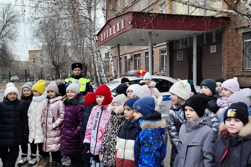 Новотроицкие полицейские пригласили на  экскурсию учащихся местной гимназии