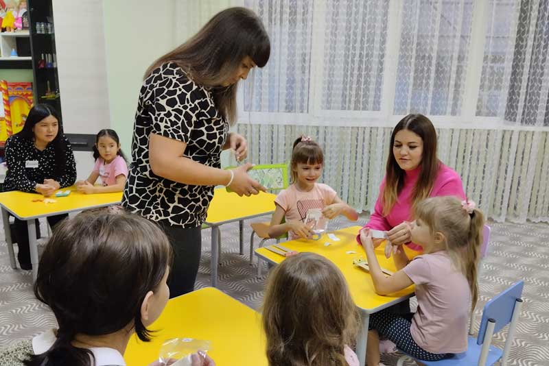 Для дошколят в Новотроицком детском саду организовали «Мастер – класс от мам и пап»