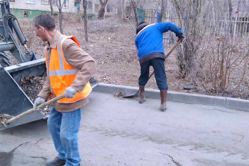 Пришло время после зимы навести в городе порядок (фото)