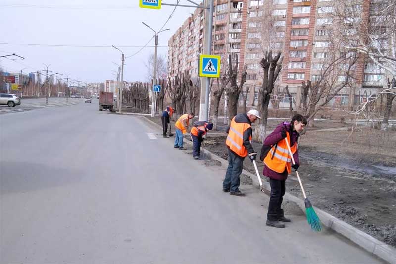 Пришло время после зимы навести в городе порядок (фото)