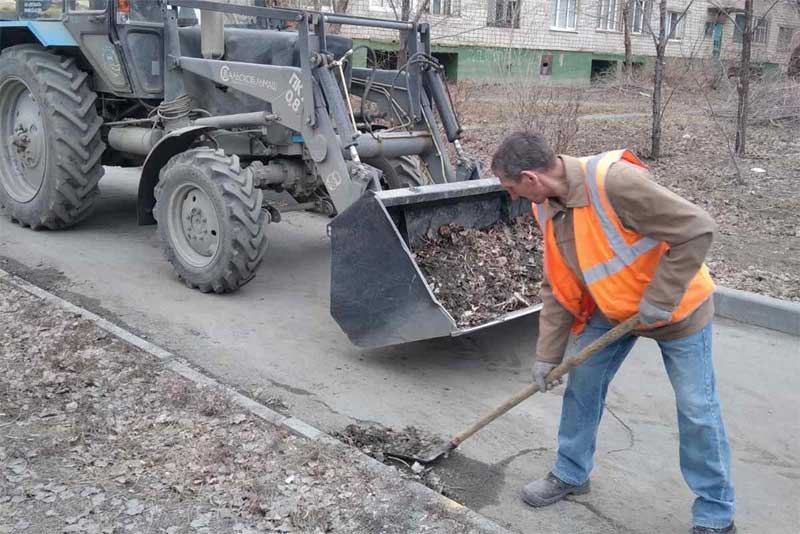 Пришло время после зимы навести в городе порядок (фото)