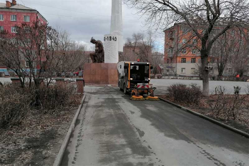 Пришло время после зимы навести в городе порядок (фото)