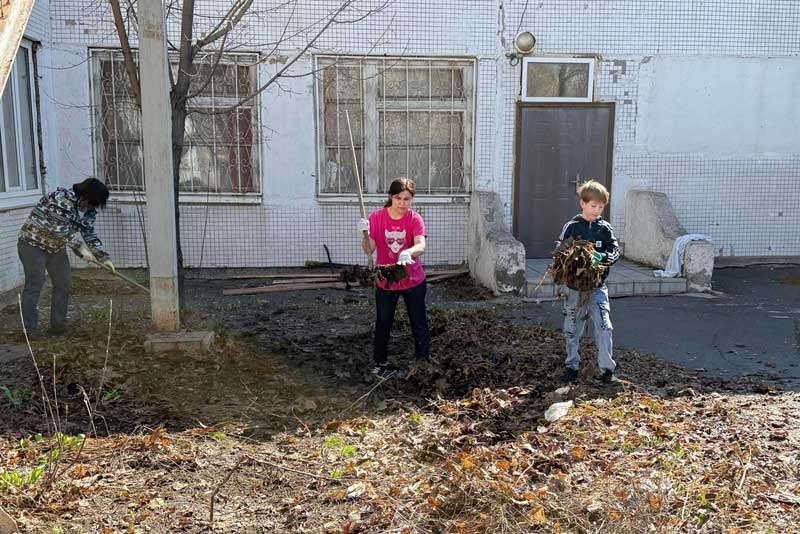 Активисты Центра адаптивного спорта Новотроицка  в числе  первых  вышли на городской субботник   