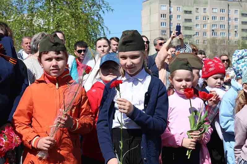 Тот самый вальс: школьники станцевали под песни военных лет