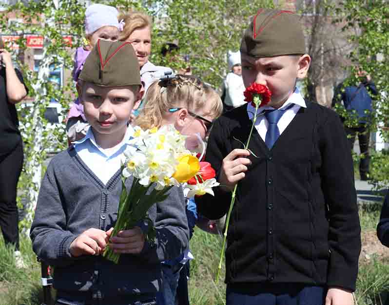 Тот самый вальс: школьники станцевали под песни военных лет