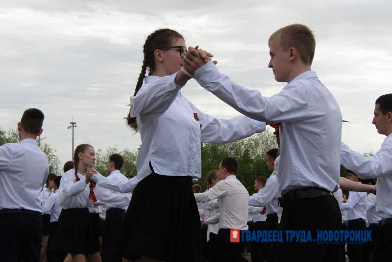 Новотройчане закружили в «Вальсе Победы»
